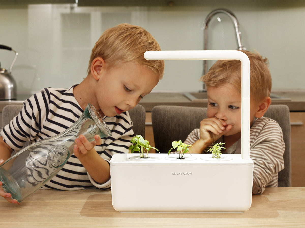 Grow herbs all year round with a smart indoor garden. Grow fresh basil, fresh cilantro and many more with the Click & Grow plant growing kit called the smart indoor garden. The best gift for plant lover!